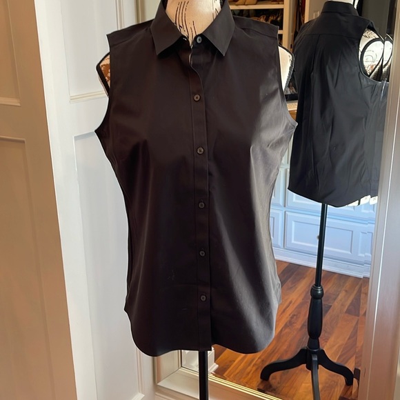 UNTUCKit women’s sleeveless Silvia button down - Picture 1 of 4